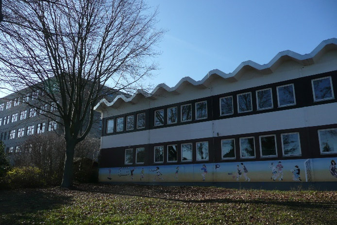 Schule mit Turnhalle-Bestand