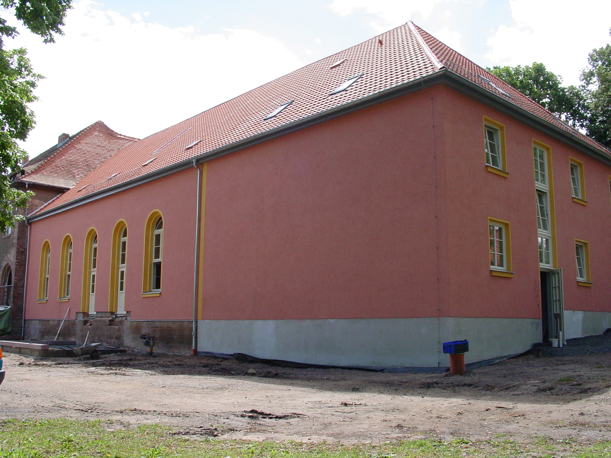 Saal und Bühnenanbau nach Sanierung